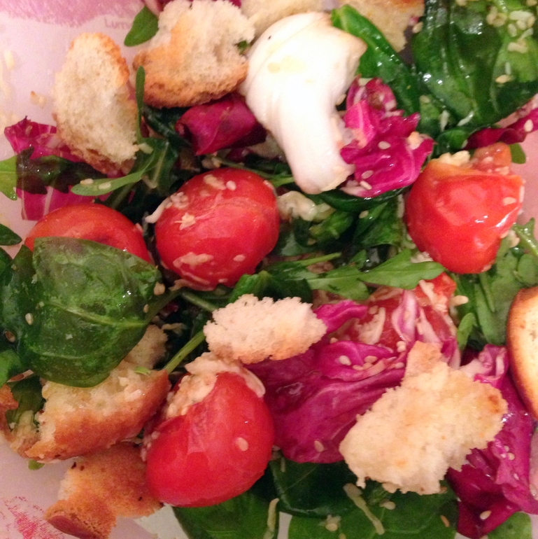 Серия лёгких салатов: с помидорами черри, кунжутом и крутонами