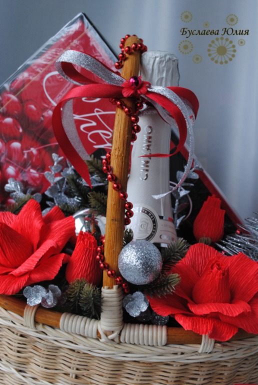 Новогодняя корзина в красно-серебряной цветовой гамме.