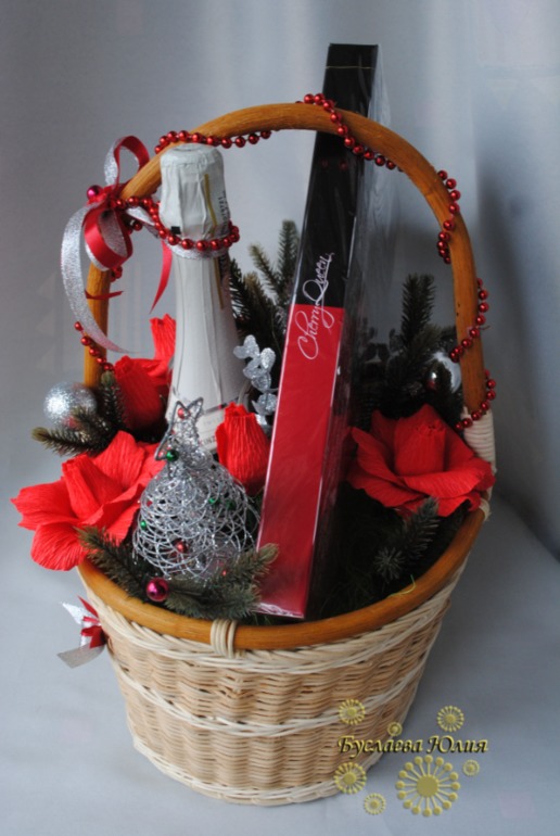 Новогодняя корзина в красно-серебряной цветовой гамме.