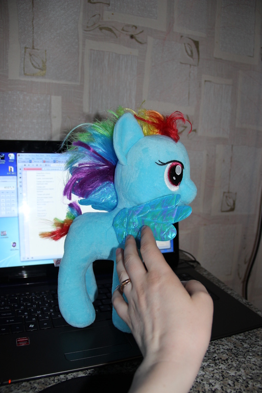 Утащила ножницы ...