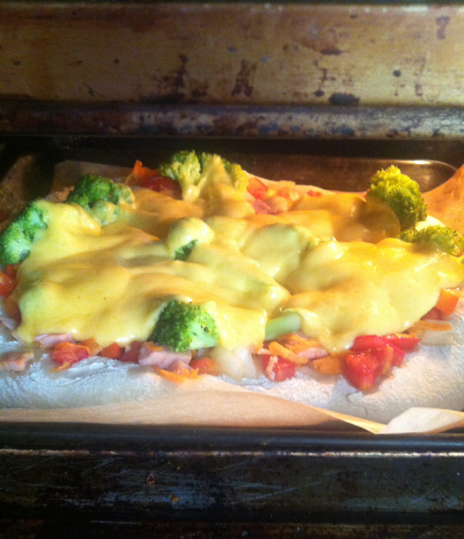 Ужин острые спагети и пица с брокколи