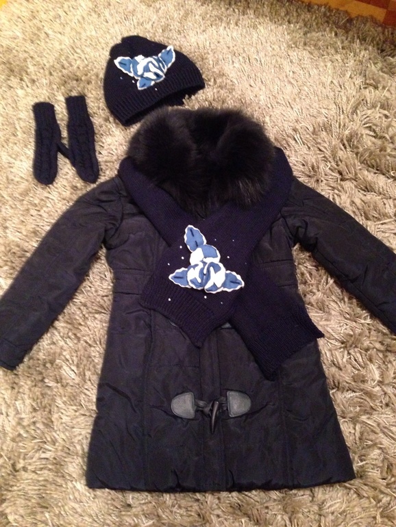 Продаю комплектом, шапка шарф варежки(самовяз заказывала на бб)+ отличное пальто silvian heah разм.3 (98-110) большемерит 4000т.р