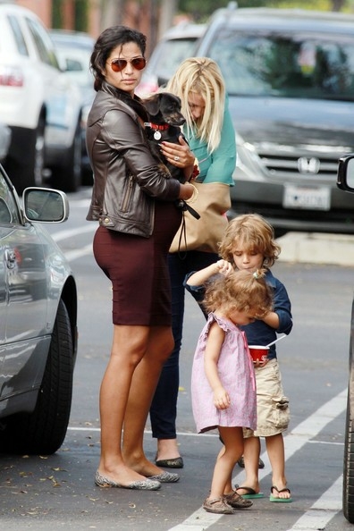 Беременный стиль звезд. Камила Алвес