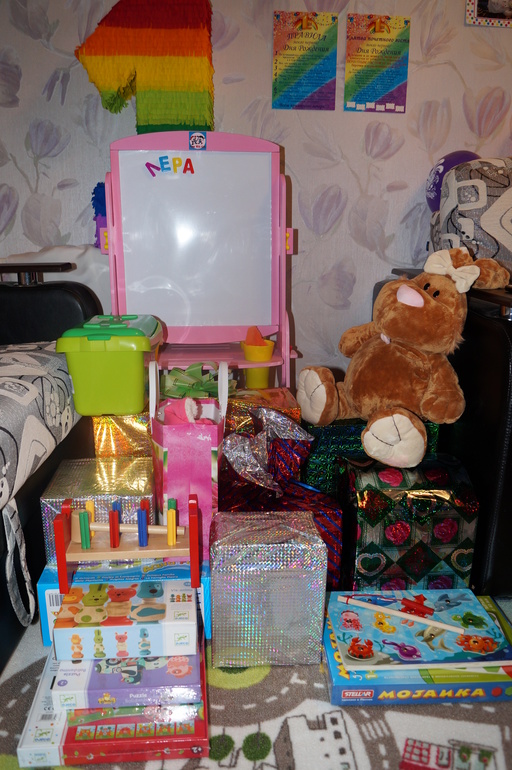 Наш годик в радужном стиле))