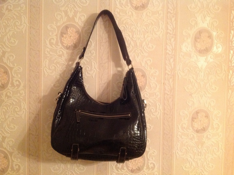 Отдам сумку Guess. Очень удобная.