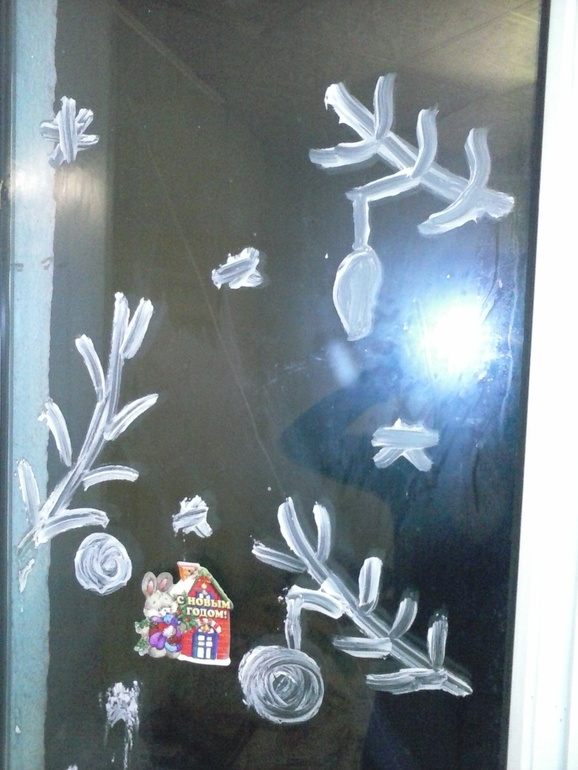 наши рисунке на окне