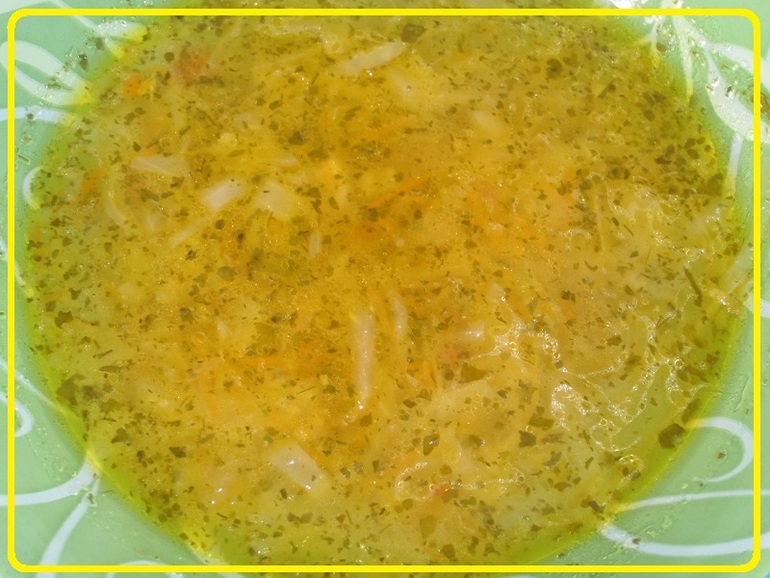 Щи из квашеной капусты на говяжьем бульоне.