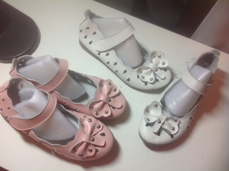 Карго самолет. Ваши вещи. Хвасты много детской летней обуви.