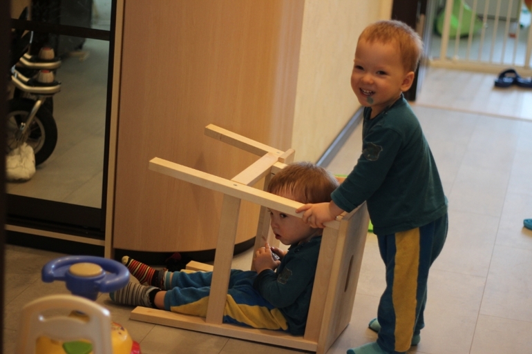 Близнецы Ярослав и Вадим (много фото , одни постом как мы живем)