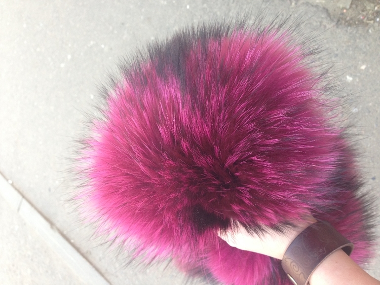 ПОМПОНЫ и ОПУШКИ ИЗ БЕЛОГО ЕНОТА))белые помпоны из натурального меха енота!