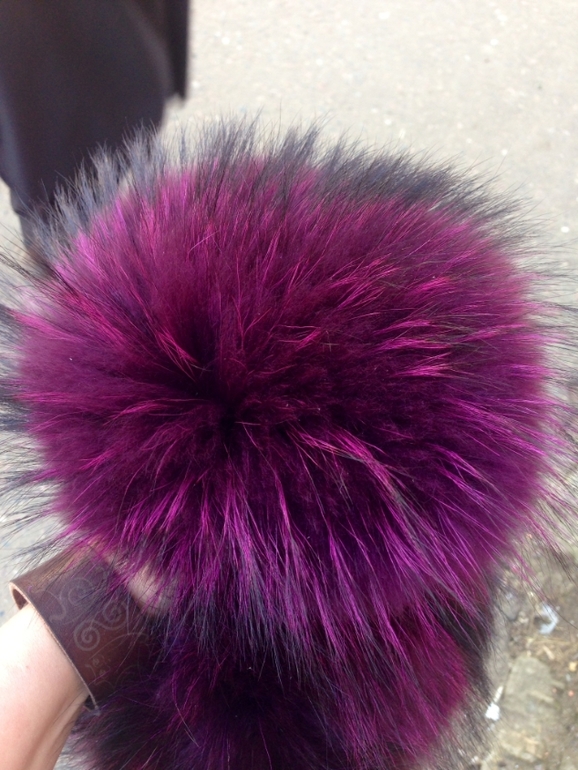 ПОМПОНЫ и ОПУШКИ ИЗ БЕЛОГО ЕНОТА))белые помпоны из натурального меха енота!