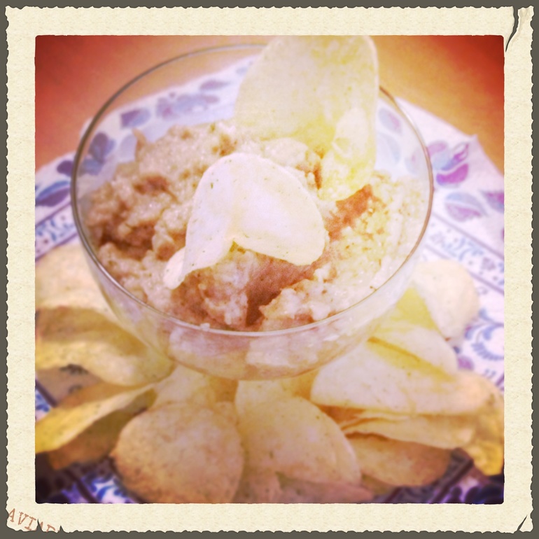 дип из баклажанов с чипсами