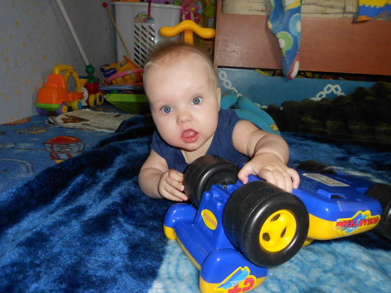 Совместные игры Артёма и Полины 1,7 и 7 м.