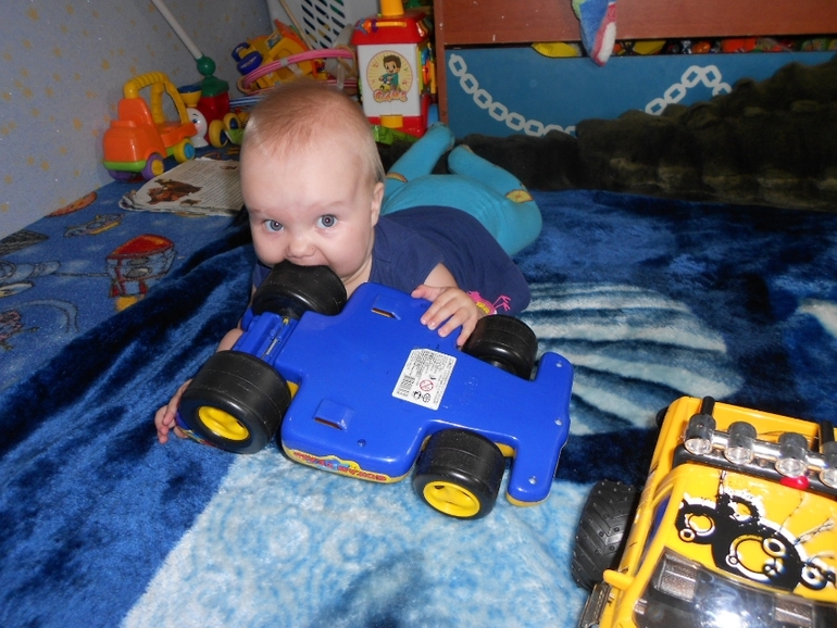 Совместные игры Артёма и Полины 1,7 и 7 м.