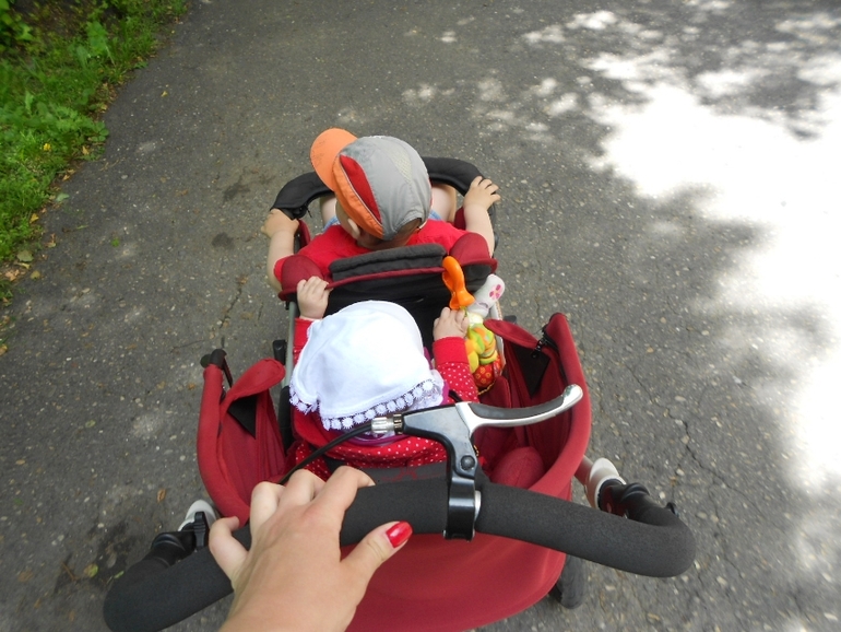 Гуляли в субботу в парке)