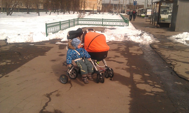 Вот так передвигаемся втроем!