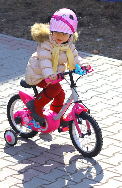 первые шаги - велосипед))