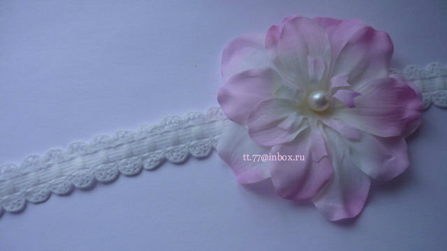 Шляпки, шапочки, повязки на голову, резинки для волос и заколочки с пышными цветами или бантиками!