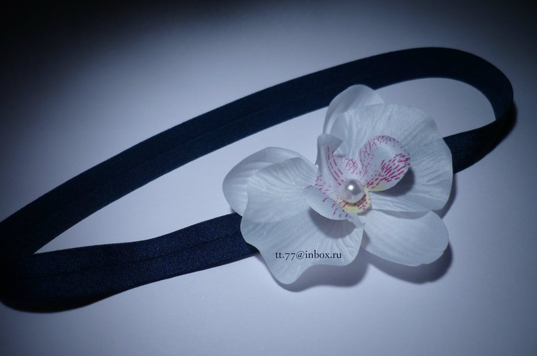 Шляпки, шапочки, повязки на голову, резинки для волос и заколочки с пышными цветами или бантиками!