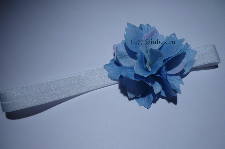 Шляпки, шапочки, повязки на голову, резинки для волос и заколочки с пышными цветами или бантиками!