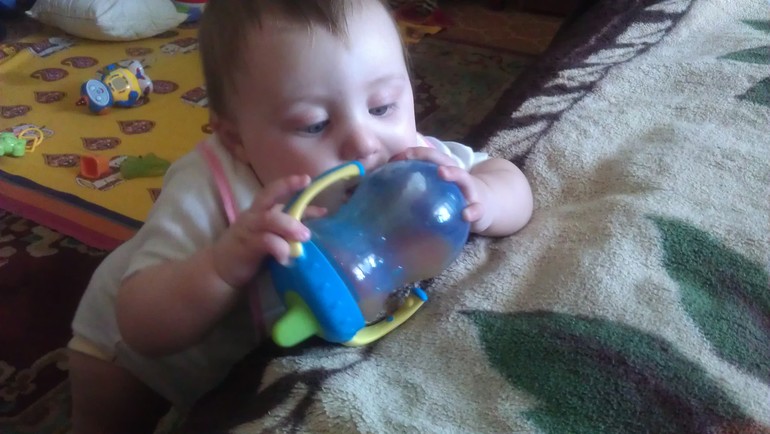 Купила мама новую игрушку