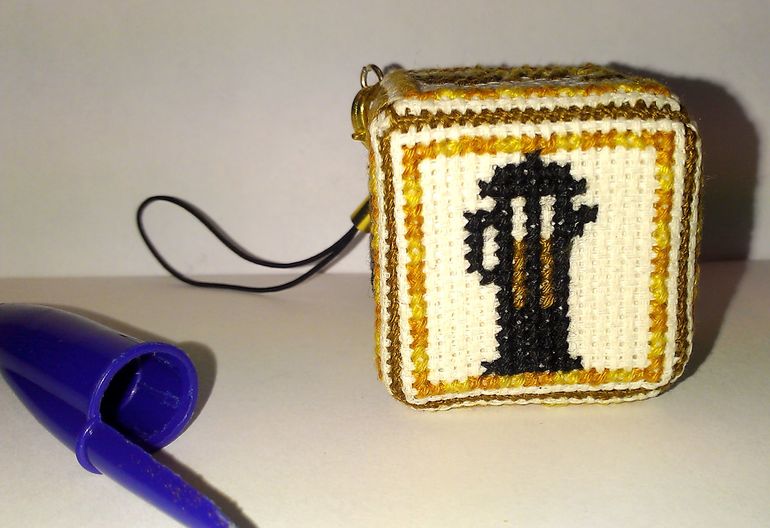 Кофейный кубик-брелок.