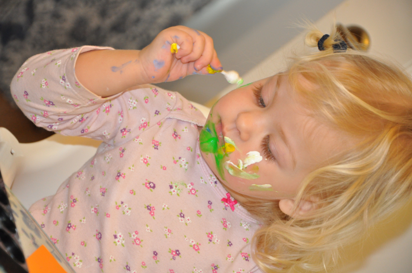 Рисование солью и немного палочками, ну и просто бодиарт