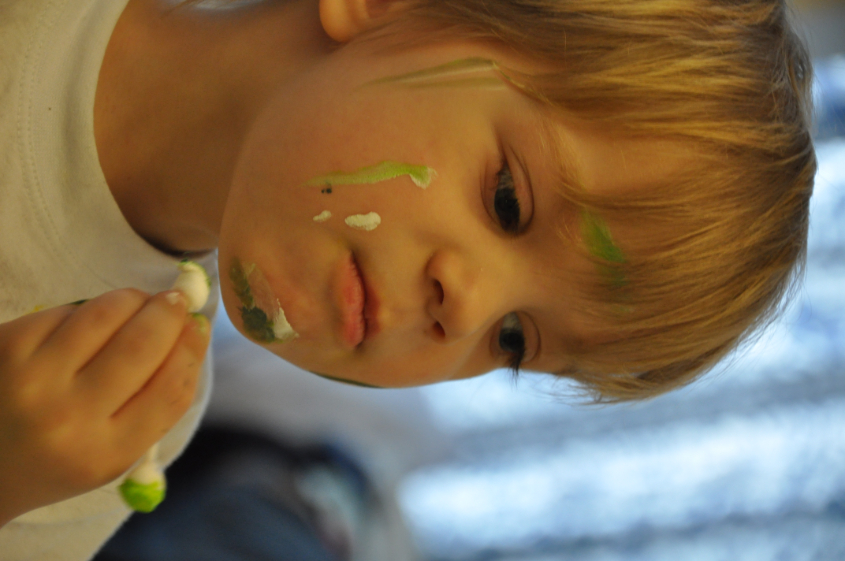 Рисование солью и немного палочками, ну и просто бодиарт