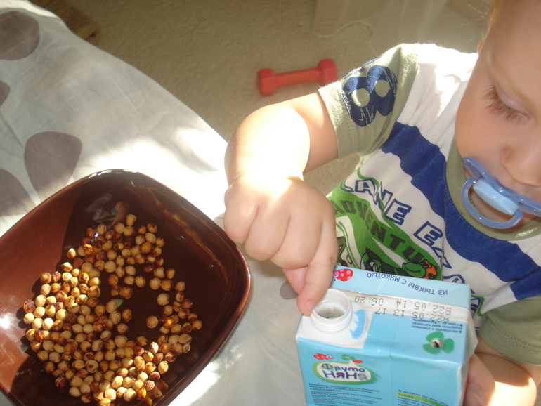 Домашние занятия Артема....1 год и 4 мес