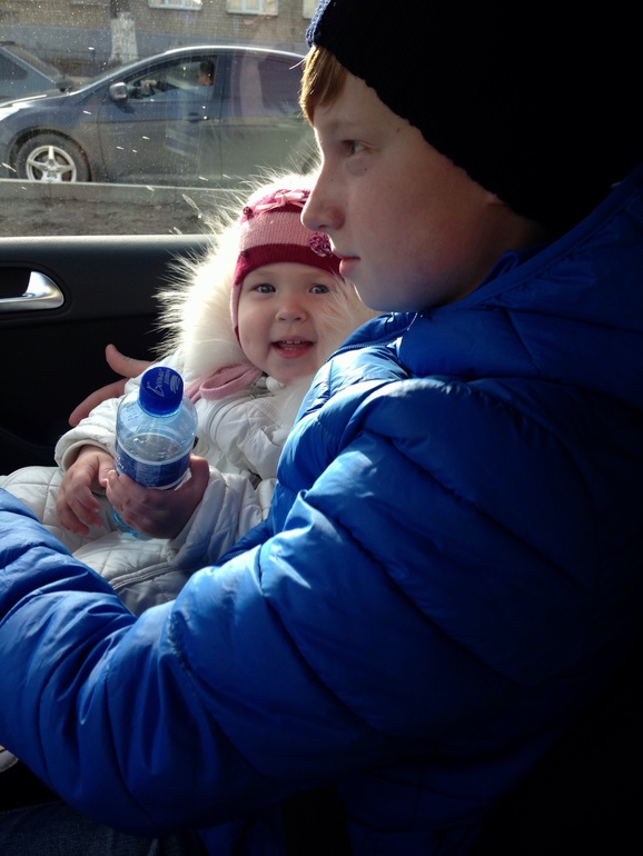 Ждал младшую сестру)