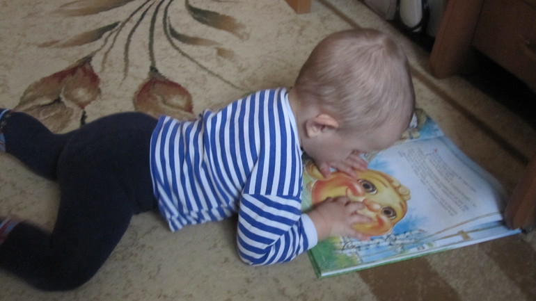 Очень любит сказку про колобка.........