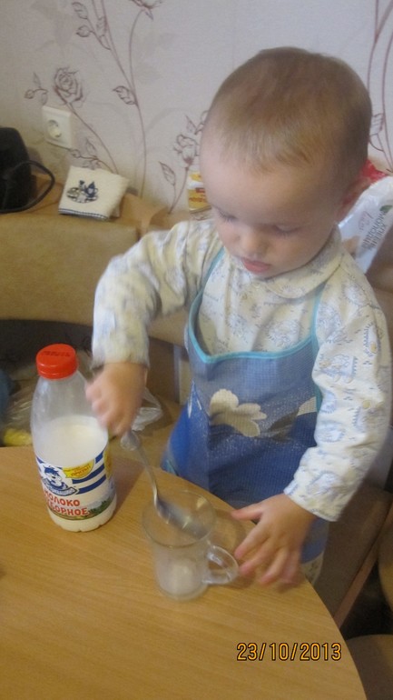 4 неделя готовим вместе с детьми. Банановые оладьи и молоко