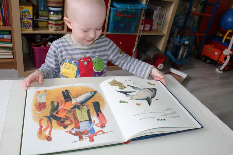 Вот и пошли мы по дороге с музыкой.