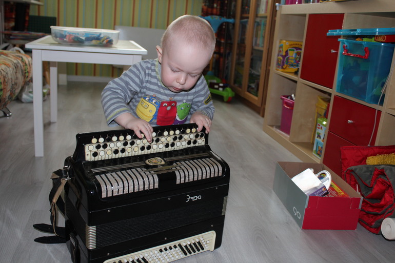 Вот и пошли мы по дороге с музыкой.