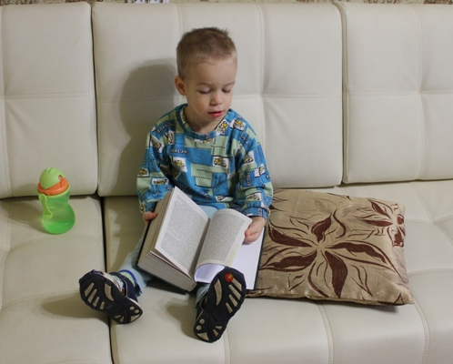 Какую книгу читает ребенок??