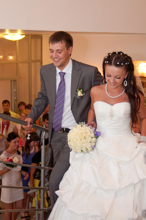 Сегодня первая годовщина свадьбы.