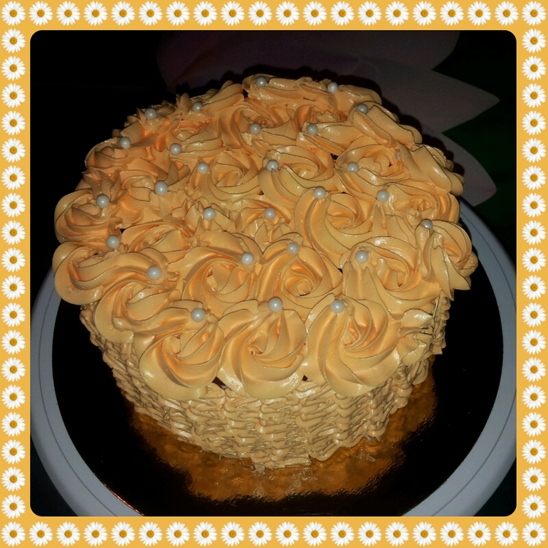 Тортик, украшенный кремом