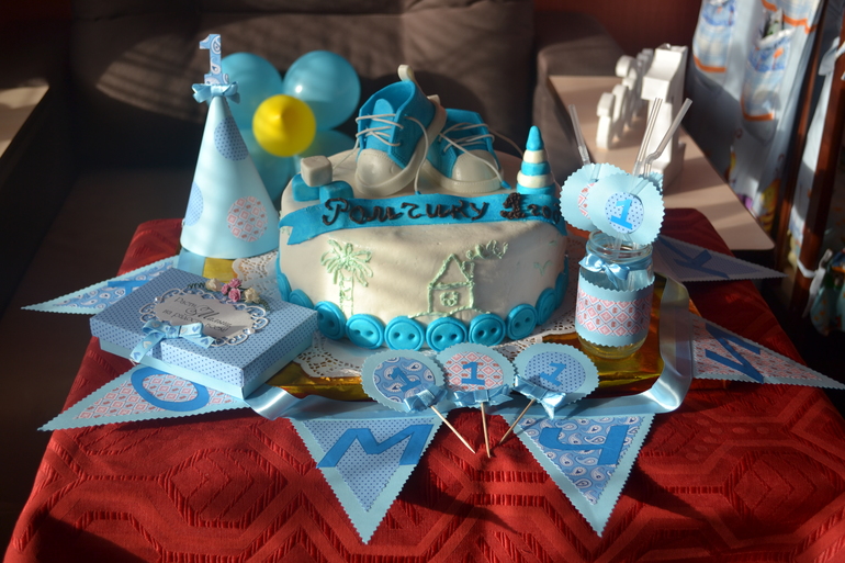 Вот и долгожданные фото со Дня рождения...Все прошло замечательно (только Рома и Юля заболевшие были, подхватили вирус...) Торт получился полностью такой, как я и хотела и на вид и на вкус. Оформление делала сама (теперь буду делать и на заказ) Правда коробочка на фото еще не закончена была. Сейчас она называется