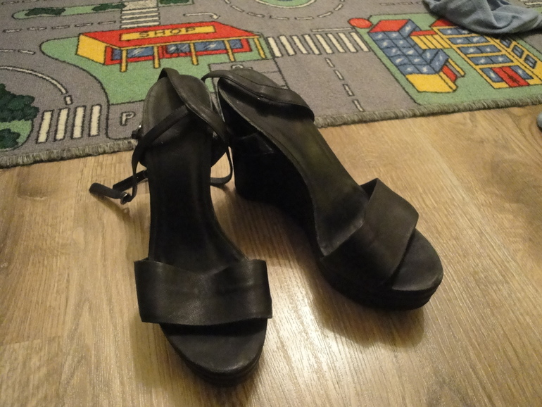 Продам ЖЕНСКОЕ НЕдорого. ТОРГ уместен.