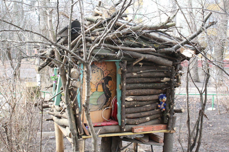 Гуляла тут и наткнулась на сказочную избушку)