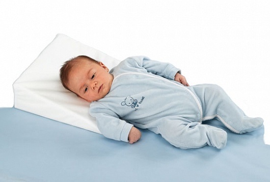 Аэрофагия, срыгивания и подушка или Как кормить?