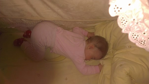 Как приеучить спать ребеночка на подушке и под одеялом?