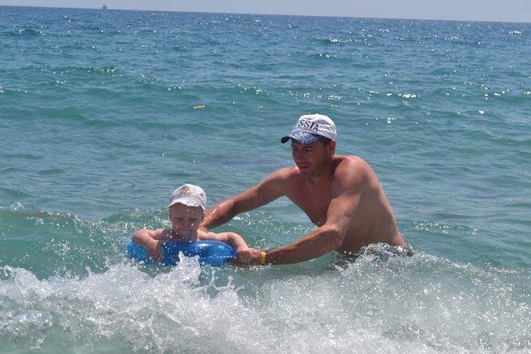 Сашка на море