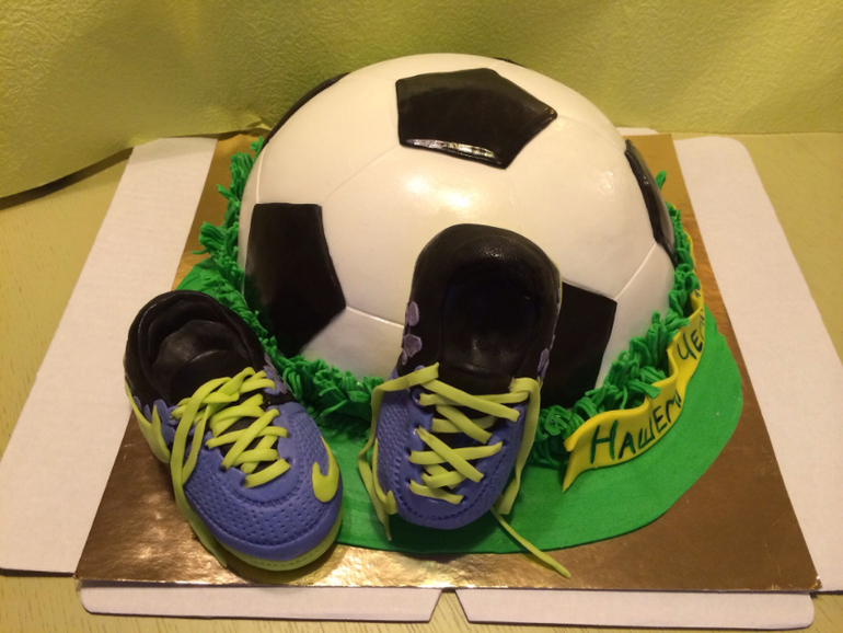 Футбольный мяч и бутсы .