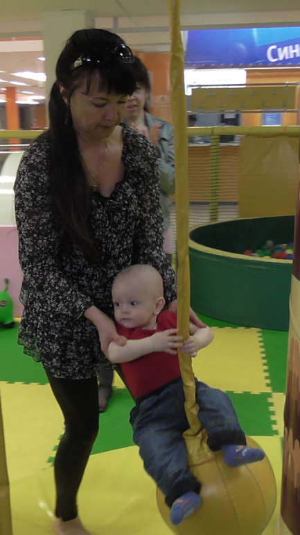 ДР братика и первый раз в игровой комнате))