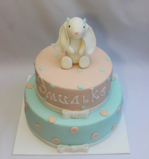 Торт с зайкой и капкейки