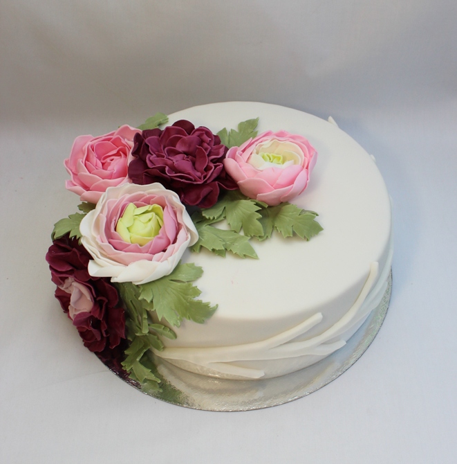 Торт на юбилей женщине без. Украшение торта живыми розами. Торт с цветами из крема. Торт с кремовыми цветами. Торт кремовый для женщины.