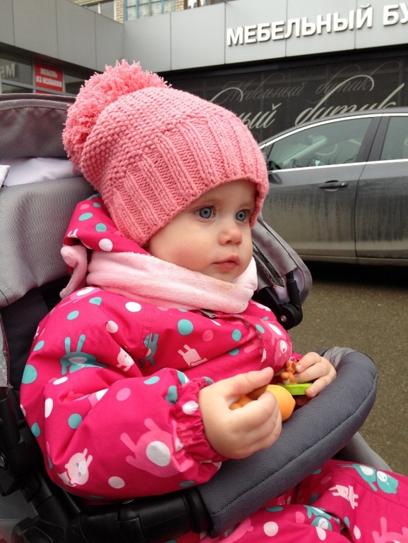 Шапка с помпоном для Алисы.