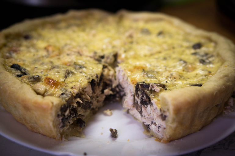 Лоранский пирог с курицей и грибами