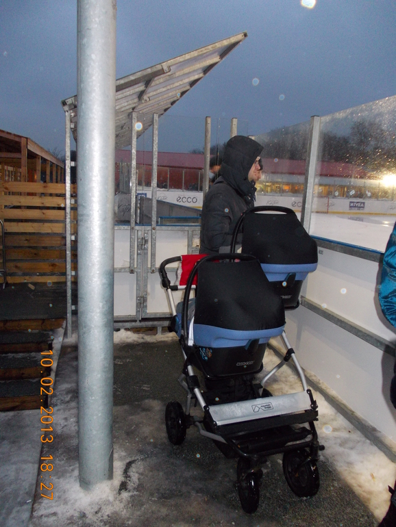 Продам 2 автокресла Maxi Cosi Pebble и адаптеры для автокресел к коляске Mountain Buggy